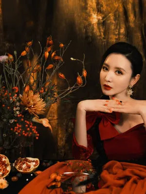 张萌红裙长辫复古性感写真图片