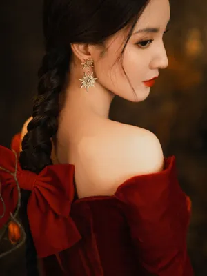 张萌红裙长辫复古性感写真图片_6
