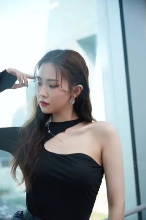 徐紫茵露背黑裙性感写真图片_3