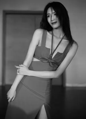 王紫璇镂空抹胸裙性感写真图片_8