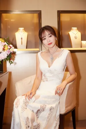 性感美女秦岚妩媚优雅写真_4