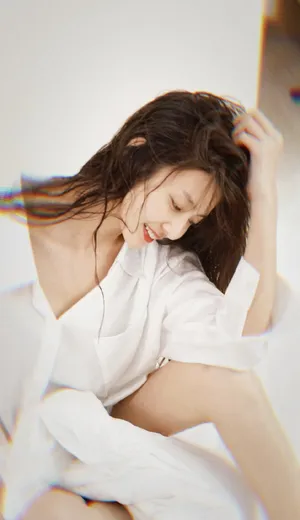 马瑞白衣湿发造型性感写真图片