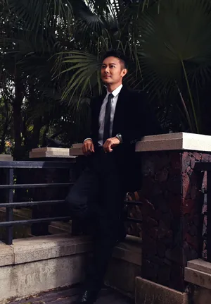 印小天黑色西装魅力写真图片_5