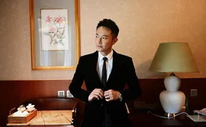 印小天黑色西装魅力写真图片_8