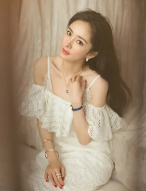 性感美女明星杨幂吊带裙优雅写真