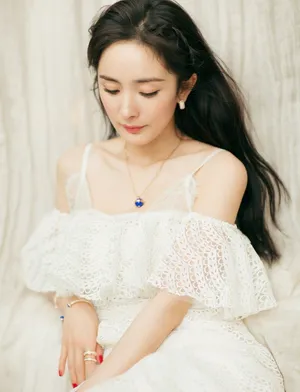 性感美女明星杨幂吊带裙优雅写真_2