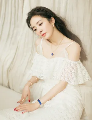性感美女明星杨幂吊带裙优雅写真_3