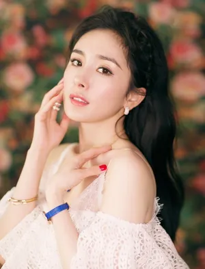 性感美女明星杨幂吊带裙优雅写真_4