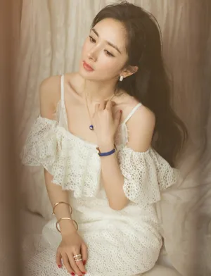 性感美女明星杨幂吊带裙优雅写真_5