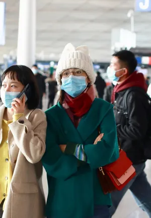 吴倩绿色大衣可爱呆萌机场照图片_3