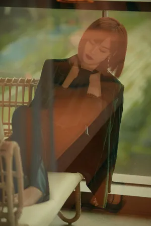 尚语贤复古花纹西服性感写真图片_1