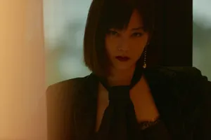 尚语贤复古花纹西服性感写真图片