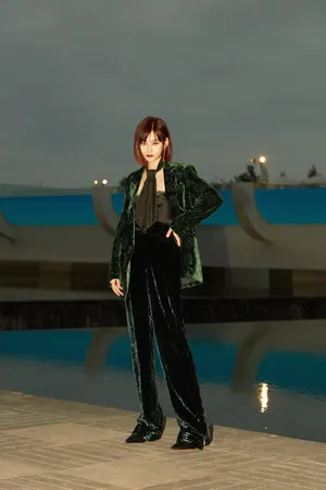 尚语贤复古花纹西服性感写真图片_7