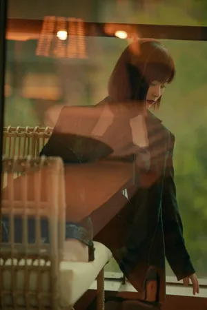 尚语贤复古花纹西服性感写真图片_8