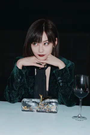 尚语贤复古花纹西服性感写真图片_10