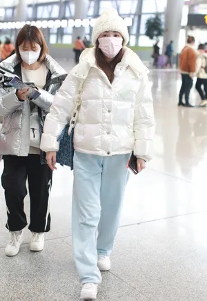 张含韵白色羽绒服软萌可爱机场照图片_2
