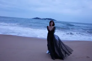 尚语贤黑色薄纱长裙性感写真图片_3