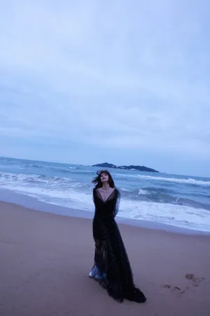 尚语贤黑色薄纱长裙性感写真图片_4