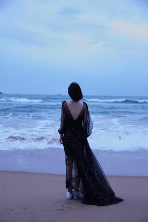 尚语贤黑色薄纱长裙性感写真图片_5