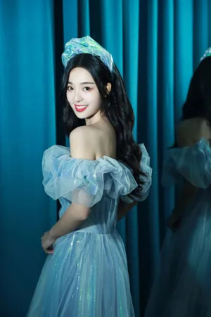 李莎旻子蓝色露肩长裙性感写真图片