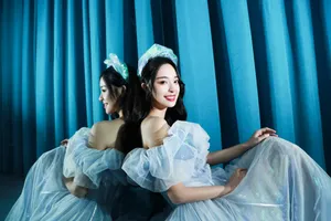 李莎旻子蓝色露肩长裙性感写真图片_2