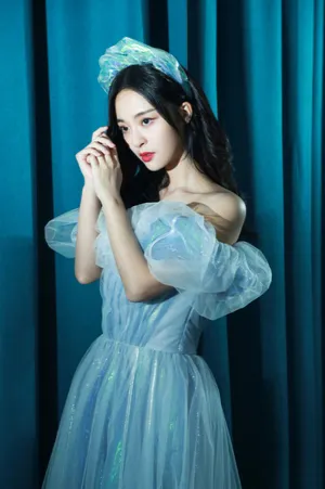 李莎旻子蓝色露肩长裙性感写真图片_3