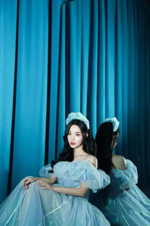 李莎旻子蓝色露肩长裙性感写真图片_5