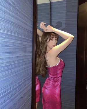 虞书欣深V吊带裙慵懒性感私服图片_4