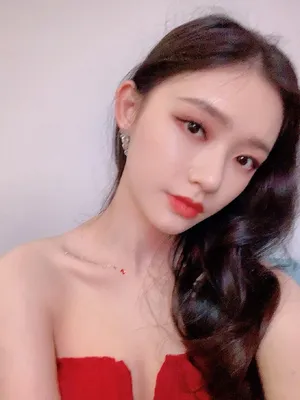 林允绯红色渐变抹胸裙优雅性感美照图片