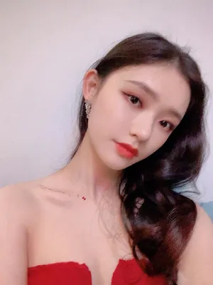 林允绯红色渐变抹胸裙优雅性感美照图片