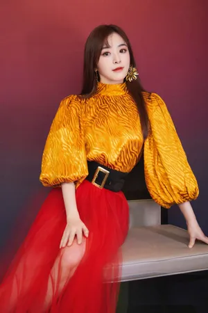 张含韵轻纱红裙性感写真图片