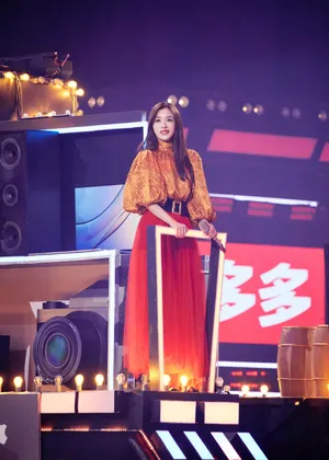 张含韵轻纱红裙性感写真图片_4