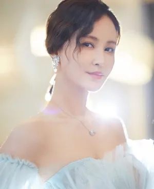 性感美女张歆艺妩媚优雅写真