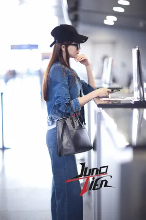 性感美女唐嫣一身牛仔妩媚写真_6