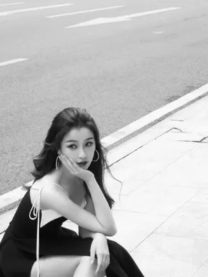 虞书欣开叉黑裙性感写真图片_1