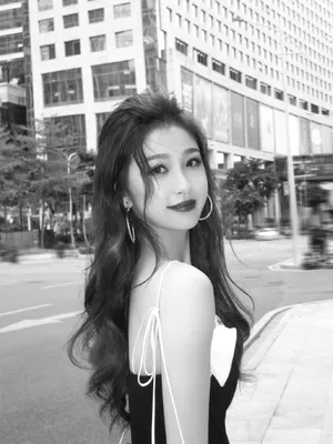 虞书欣开叉黑裙性感写真图片_2