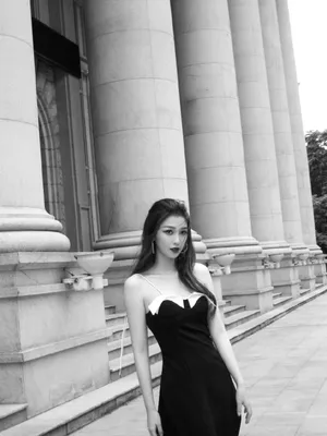 虞书欣开叉黑裙性感写真图片_3