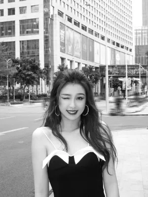 虞书欣开叉黑裙性感写真图片_4