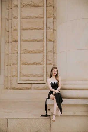 虞书欣开叉黑裙性感写真图片_6