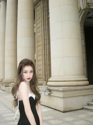 虞书欣开叉黑裙性感写真图片_8