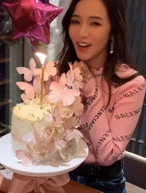 侯佩岑庆生齐刘海清新少女美照图片