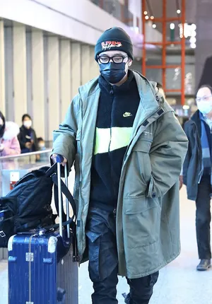 张丹峰绿色大衣时尚帅气机场照图片_3