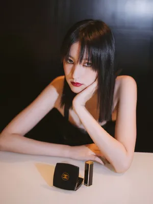 王悦伊吊带黑裙魅惑写真图片
