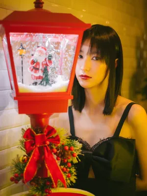 王悦伊吊带黑裙魅惑写真图片_1