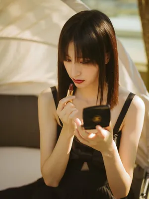 王悦伊吊带黑裙魅惑写真图片_5