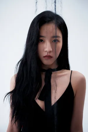 SNH48孙芮吊带黑裙冷艳写真图片_1