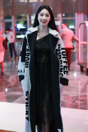 张俪身披大衣眼神灵动甜美美照图片