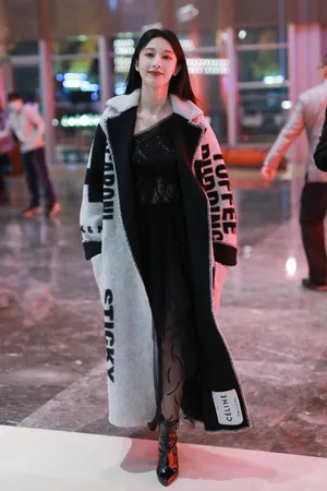 张俪身披大衣眼神灵动甜美美照图片_3