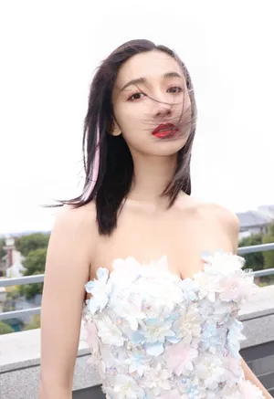 李若宁深V抹胸裙性感写真图片_1