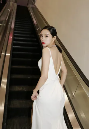 李若宁深V抹胸裙性感写真图片_4